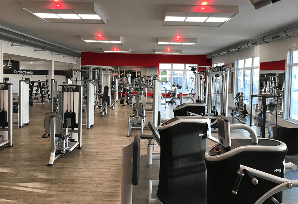 Trainingsfläche mit Fitnessgeräten im Fitnessstudio redfit fitness & sports Bad Zwischenahn