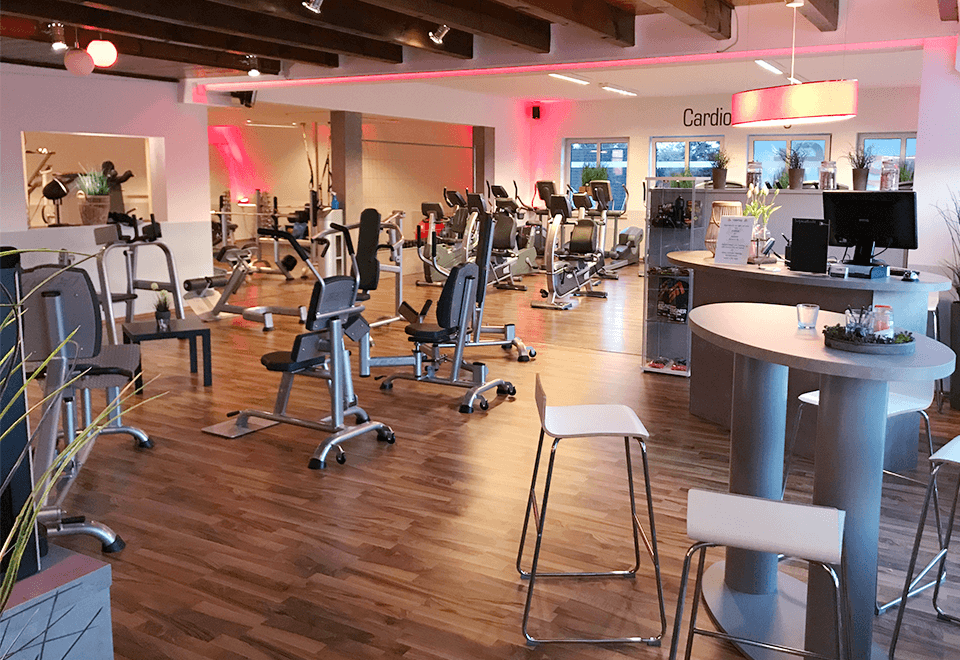 Blick auf die Trainingsfläche des Fitnessstudios redfit fitness & sports Westerstede